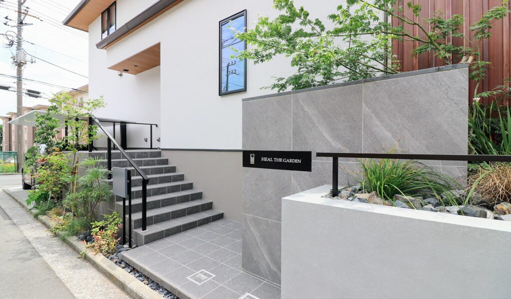 和モダンで心地よい癒しの空間を創造する新築エクステリア