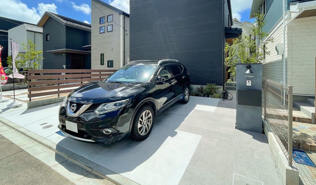 存在感のある門柱壁が魅せる新築エクステリア