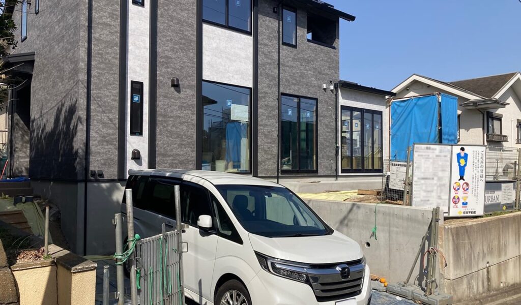 昼と夜で表情の変わる新築エクステリア