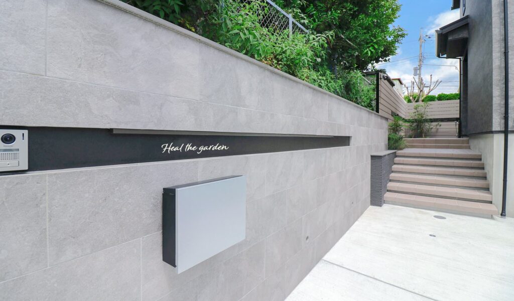 昼と夜で表情の変わる新築エクステリア