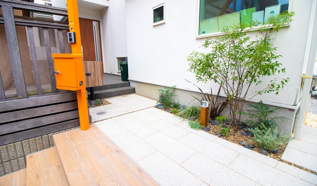 ファサードを彩る植栽豊かなアプローチリフォーム