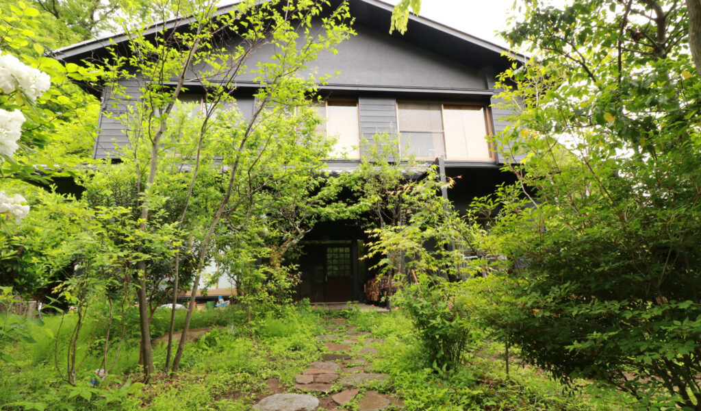 自然共生型ウッドデッキ付き外構リフォーム