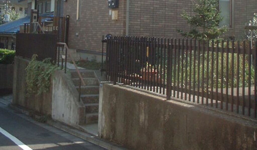 南欧風エクステリアで実現したバリアフリー＆メンテナンスフリーテラスリフォーム