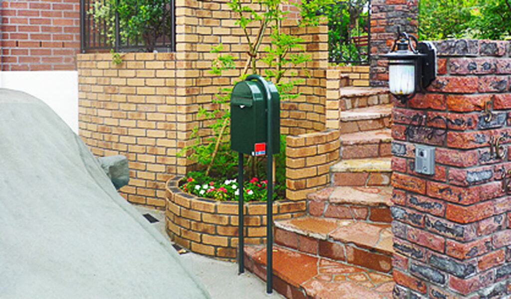 レンガの新築一戸建てに螺旋階段を配置した外構工事