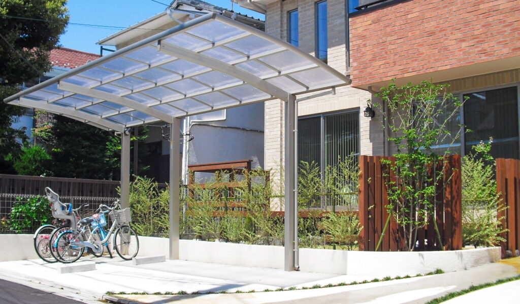 新築白レンガ住宅に調和するナチュラルなオープン外構