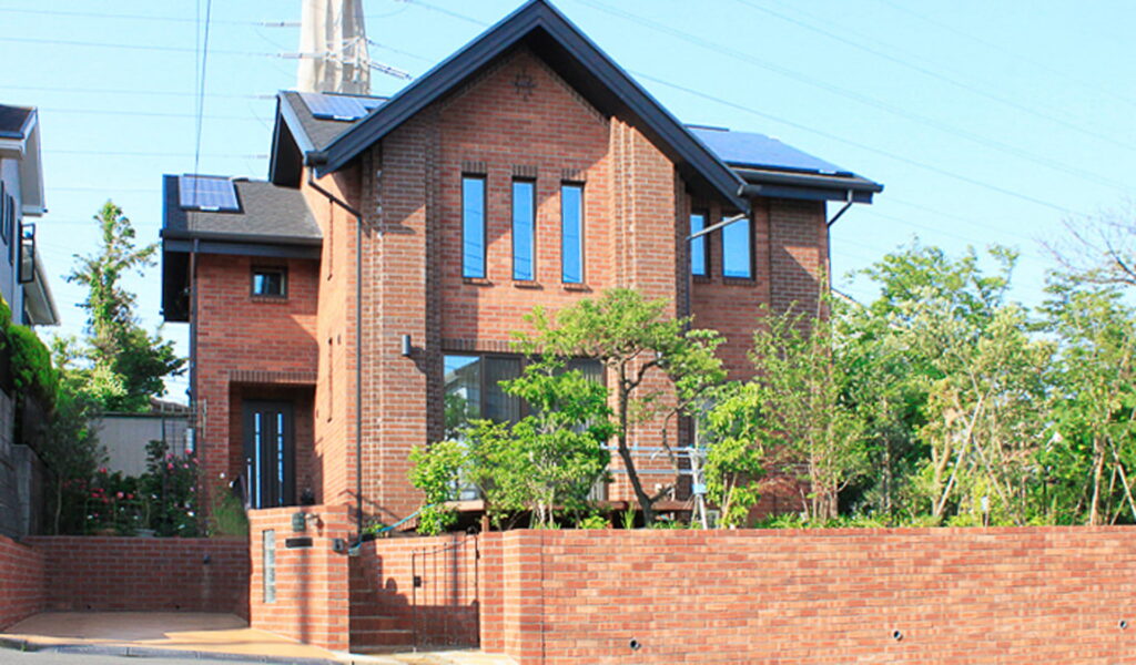 自然と調和した新築外構工事とウッドデッキ