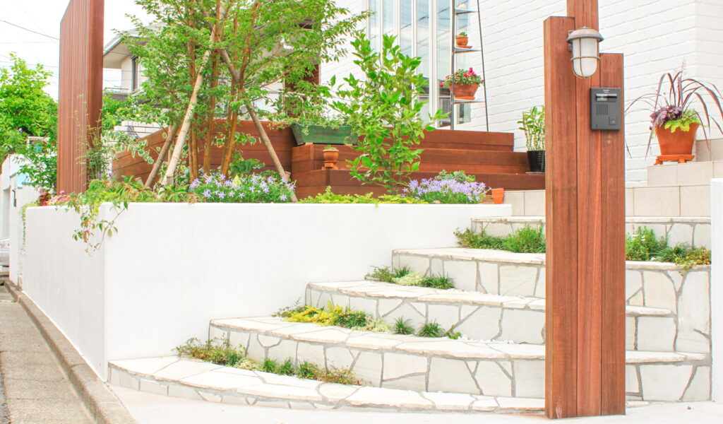 白を基調としたナチュラルな外構