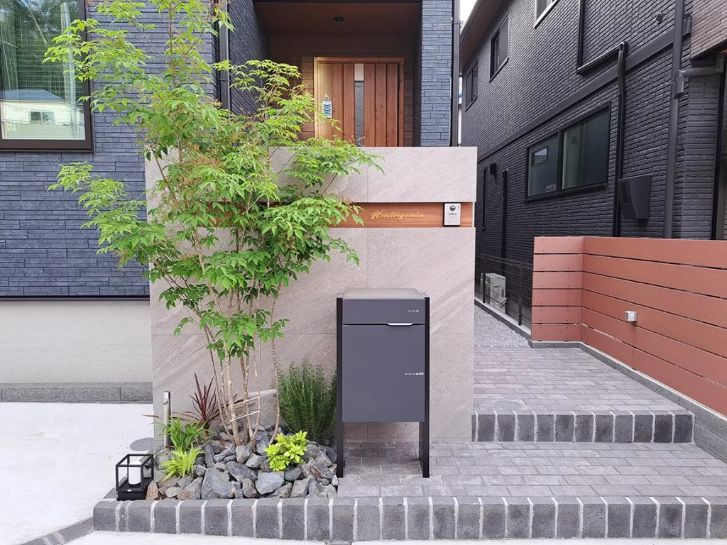 ベージュの門袖が出迎える新築エントランス / 神奈川県横浜市戸塚区 / 2024-01