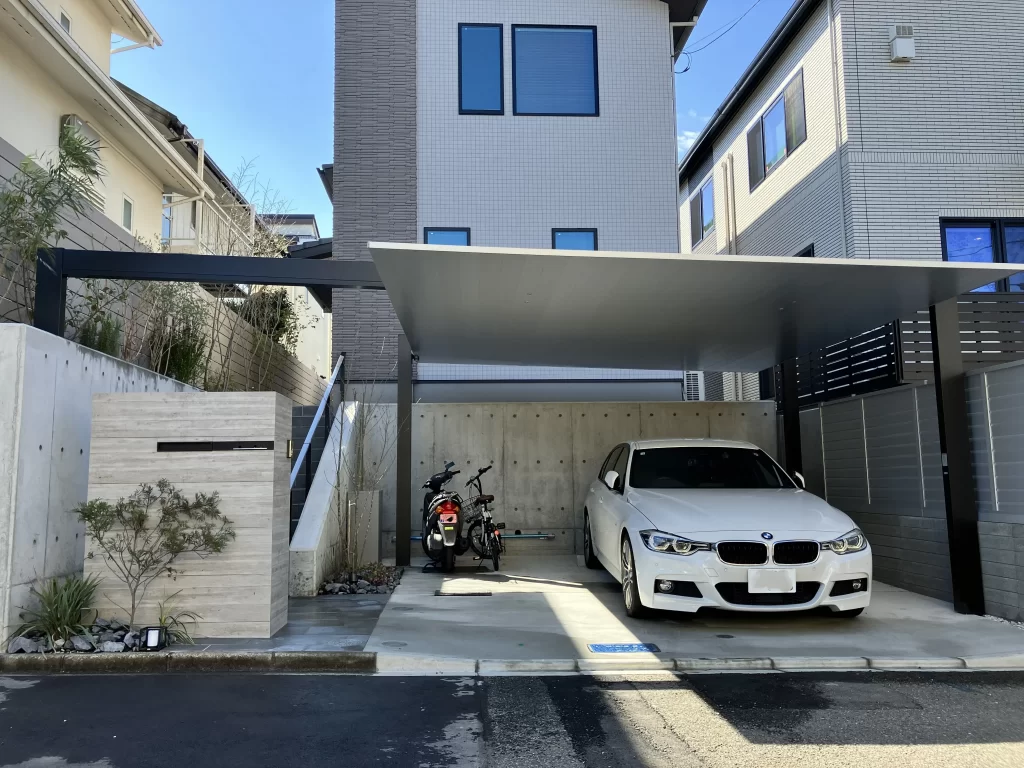 高低差を活かしたダイナミックなカーポートのあるファサード / 神奈川県横浜市栄区 / 2024-03
